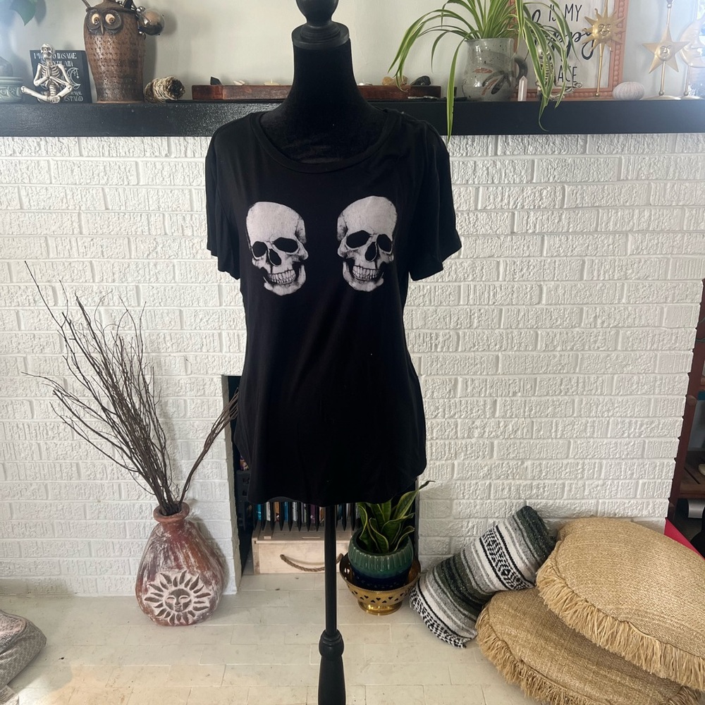 Gaze Black Skull Graphic Tee